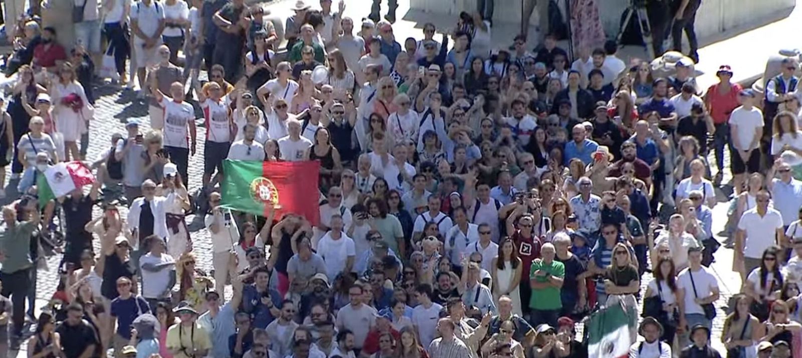 Miles de fieles en el Angelus del Papa