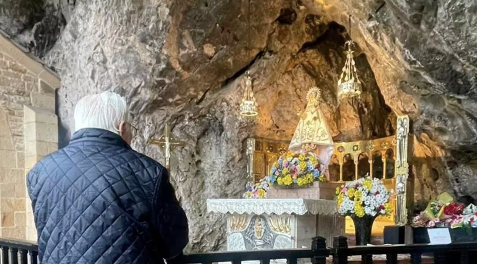 El Padre Ángel ante la Santina