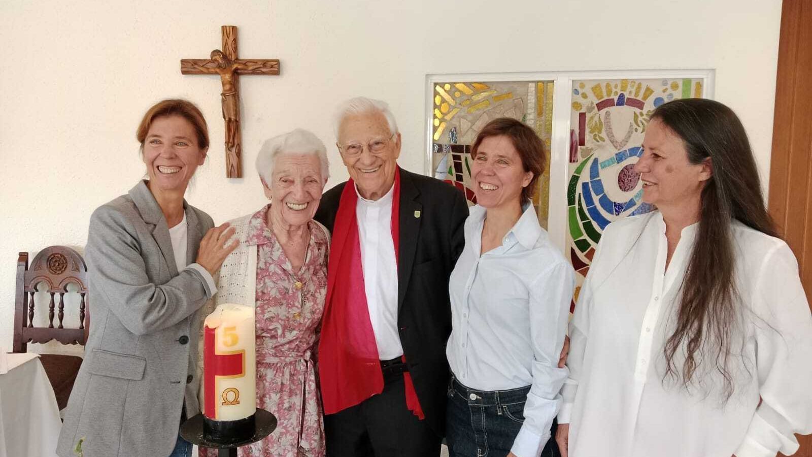 El abrazo del padre Ángel a la hermana Domi