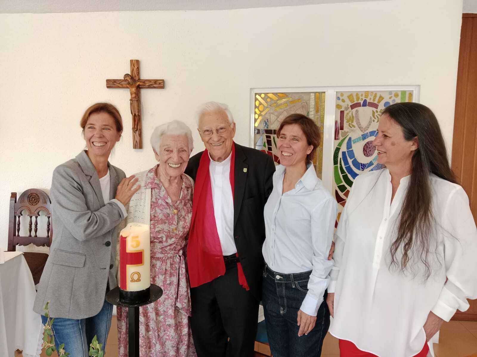 El abrazo del padre Ángel a la hermana Domi