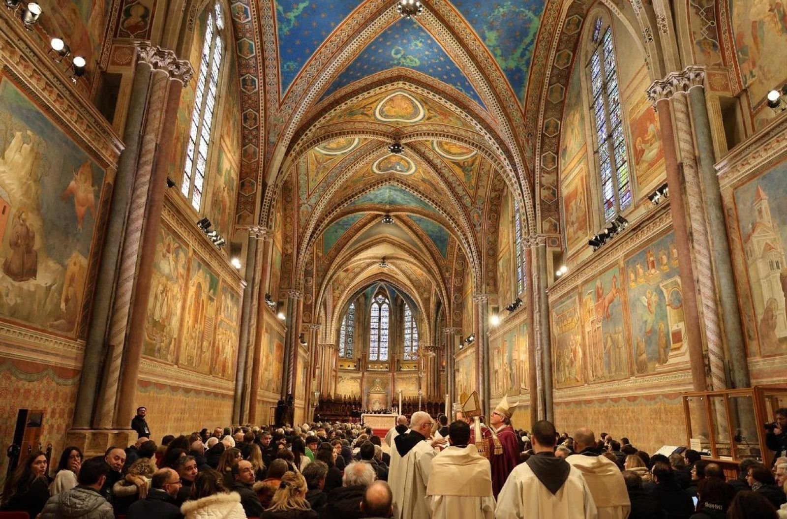 Peregrinos en Asís en busca de los restos de San Francisco