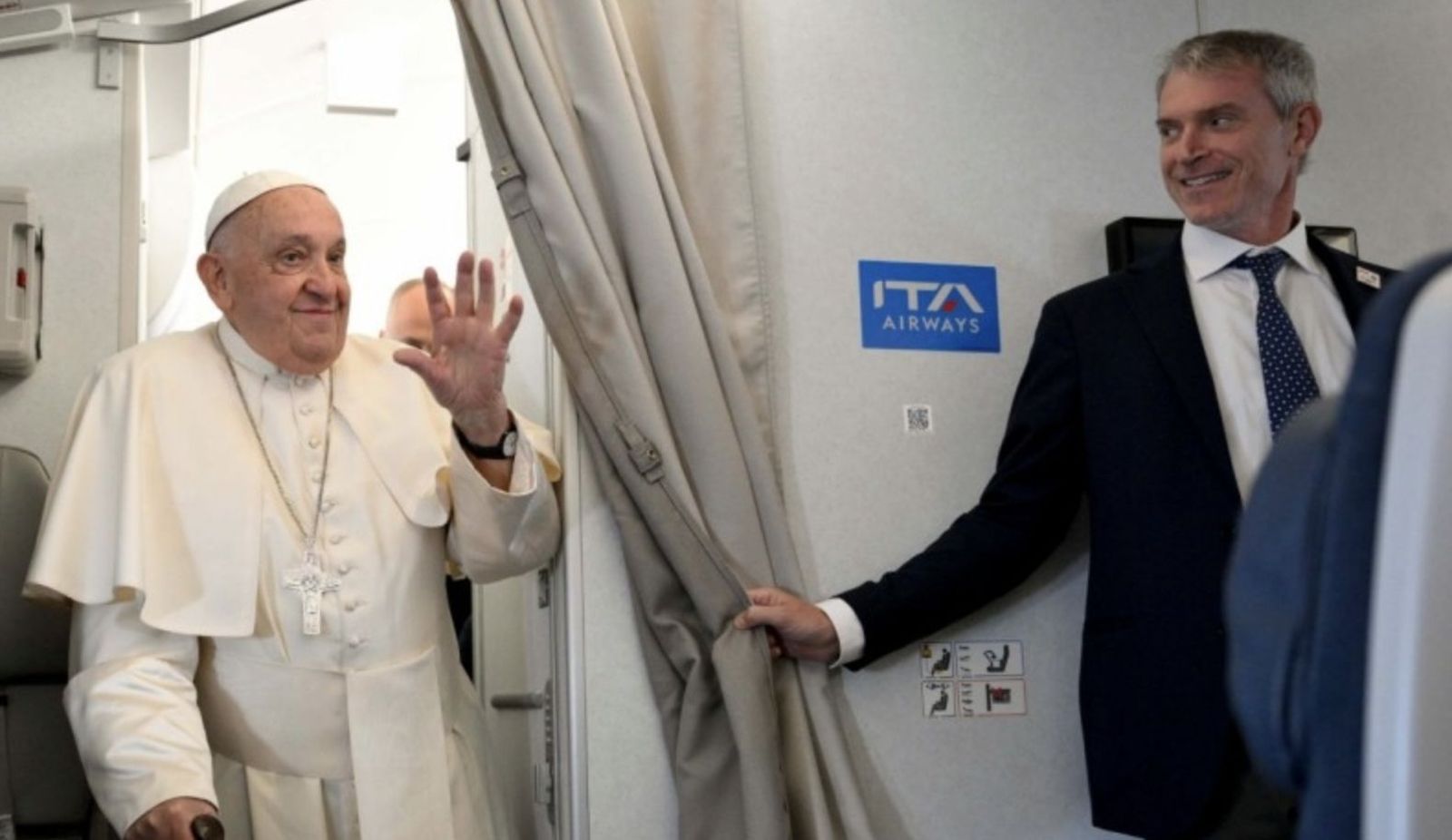 El Papa saluda a los periodistas