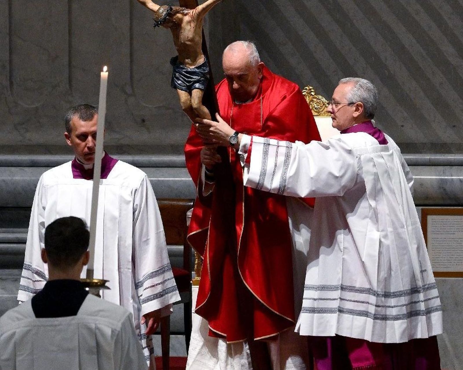 El Viernes Santo, Francisco presidió la Pasión del Señor