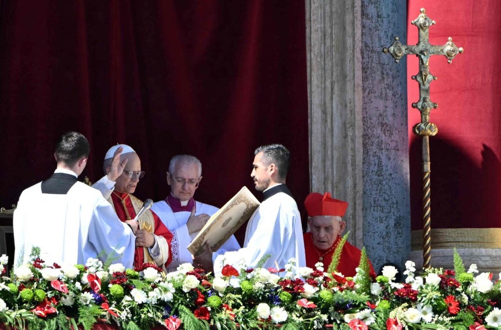 El papa León XIV imparte desde el balcón de San Pedro la bendición 'Urbi et Orbi', Domingo de Pascua 2026