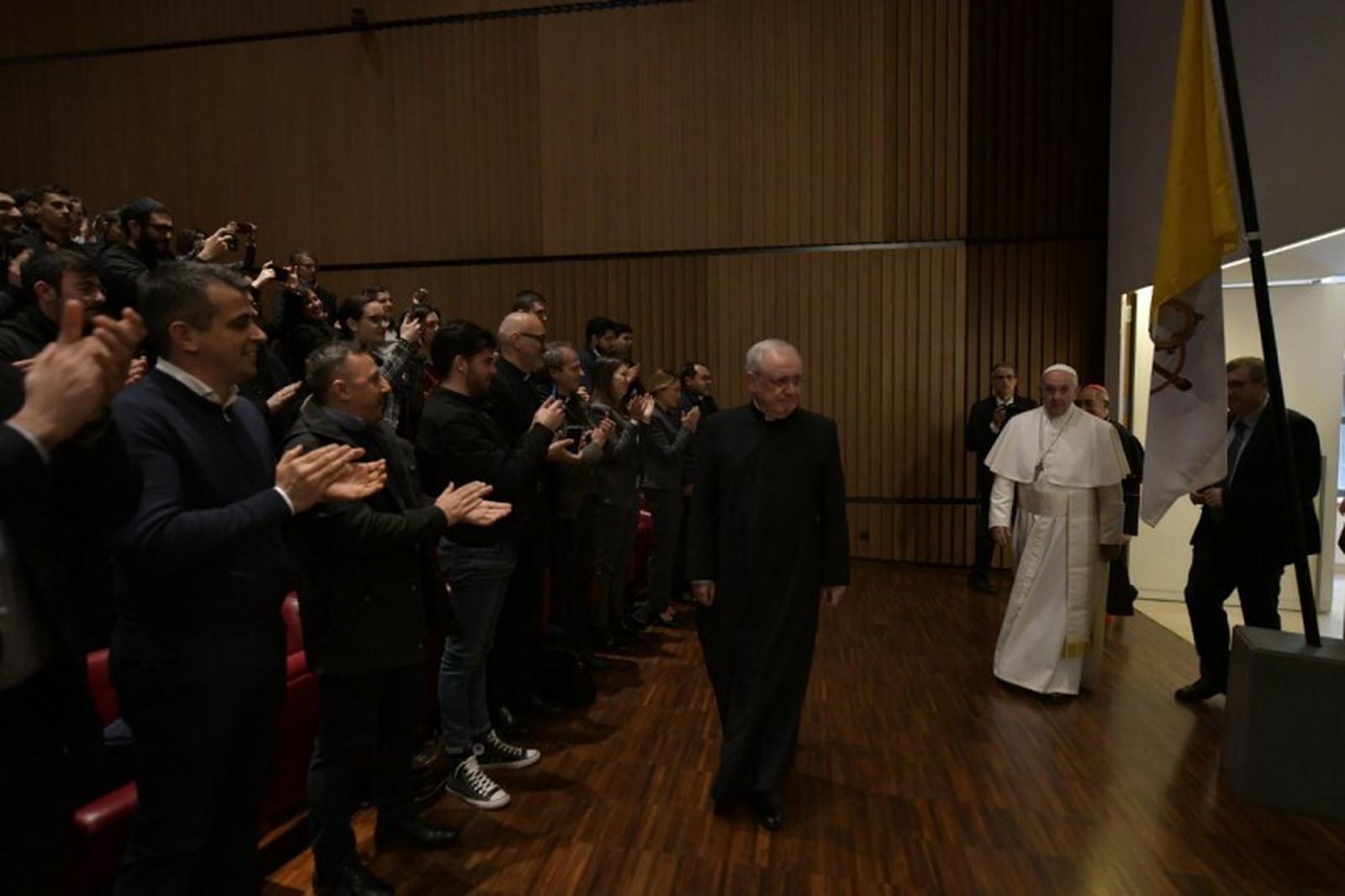 Estudiantes de la Lateranense saludan hoy al Papa