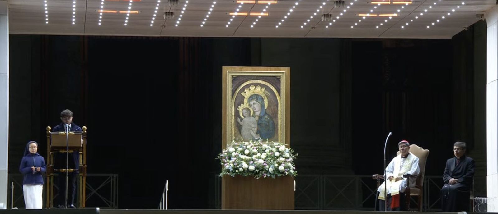 Tagle presidió el segundo Rosario por la salud del Papa en San Pedro