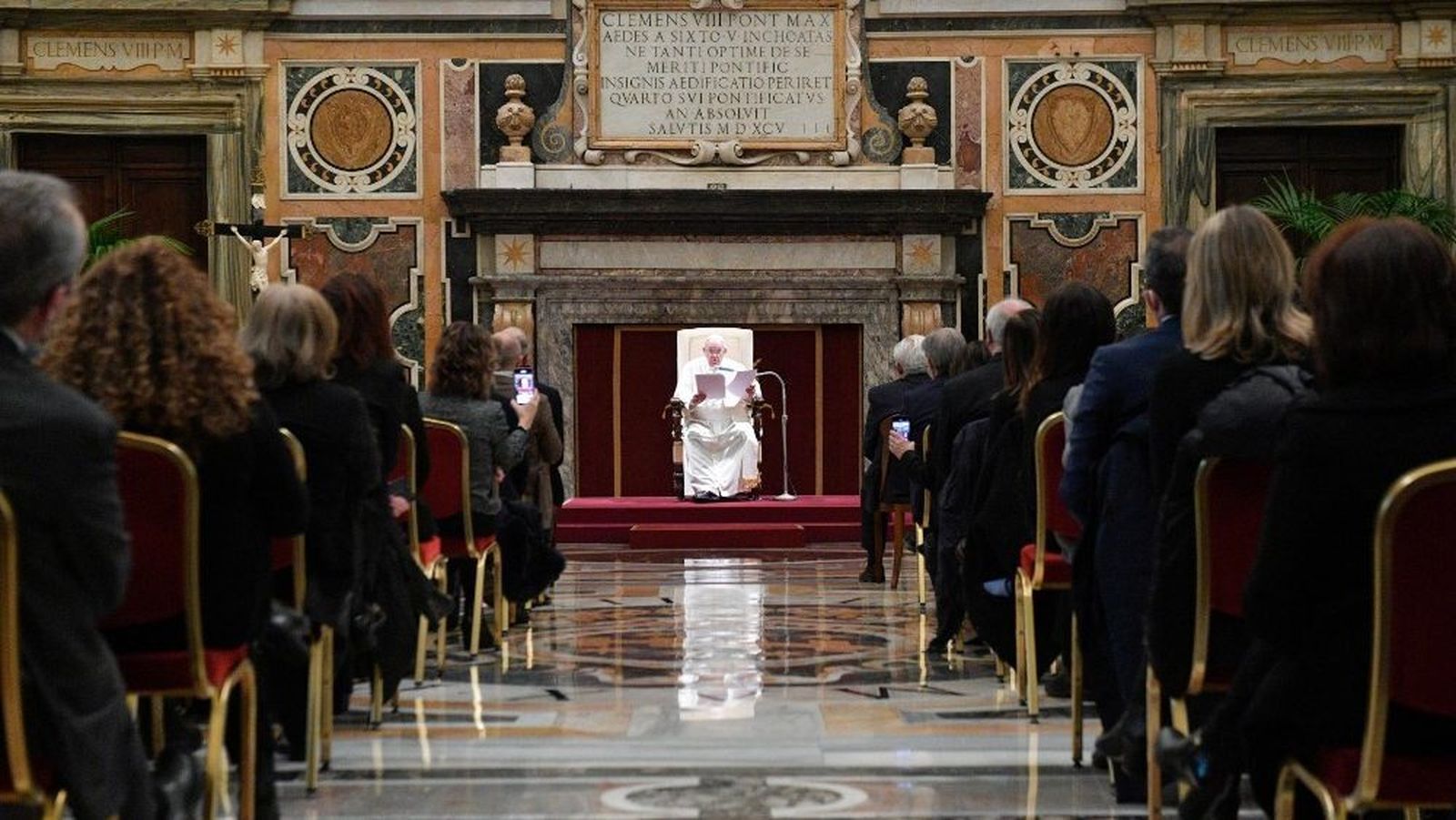 Francisco habla a la delegación de la Agencia Tributaria italiana