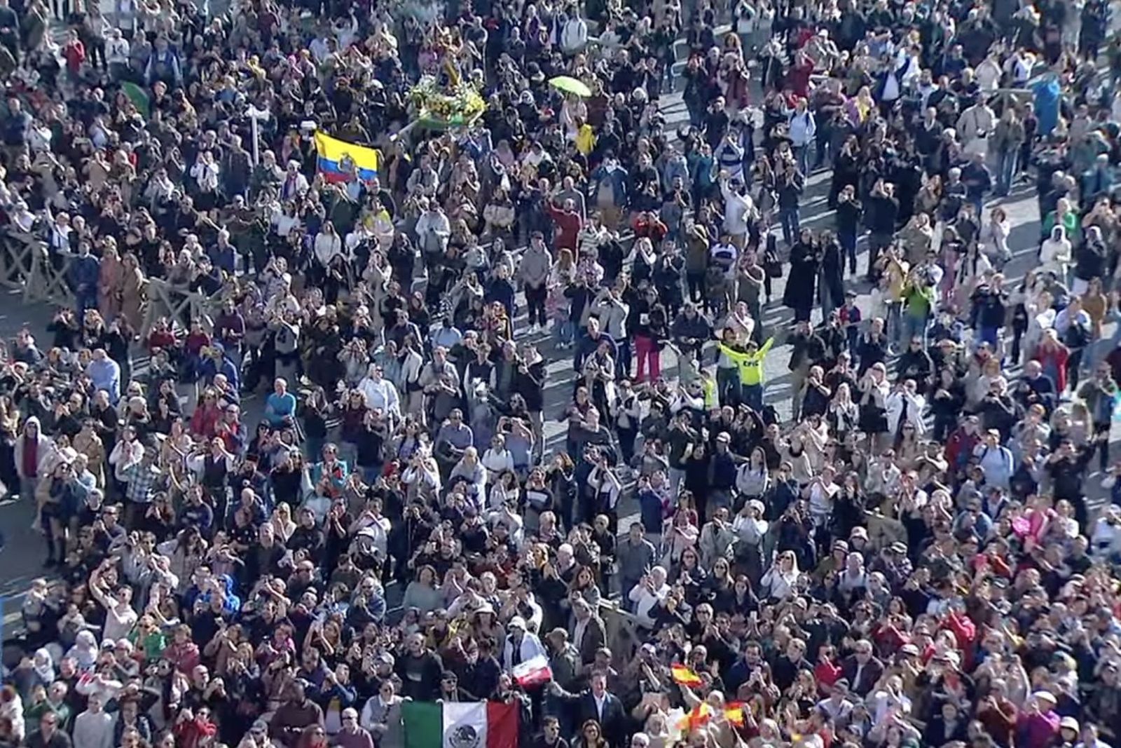 Fieles en la plaza de san Pedro