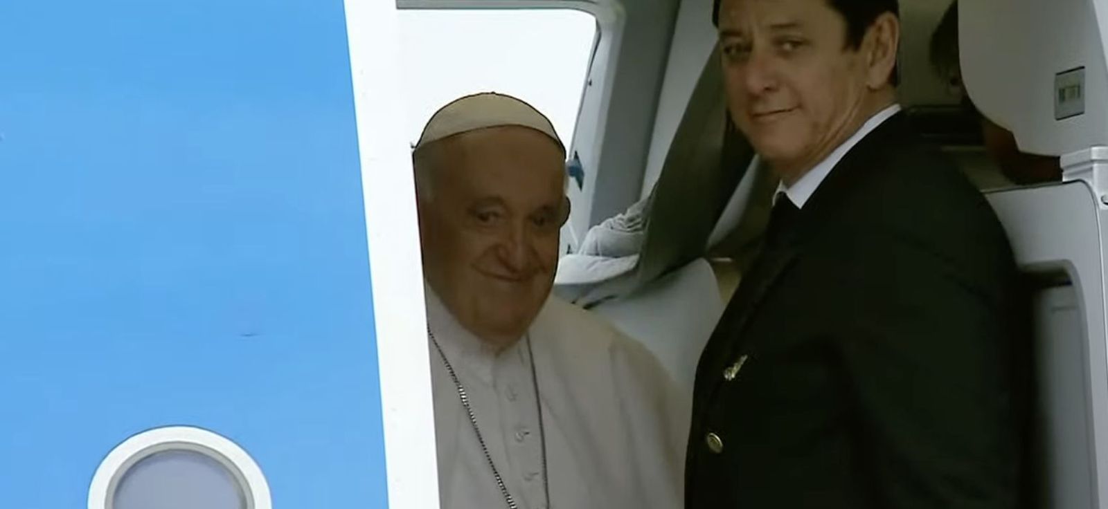 El Papa se despide desde el avión