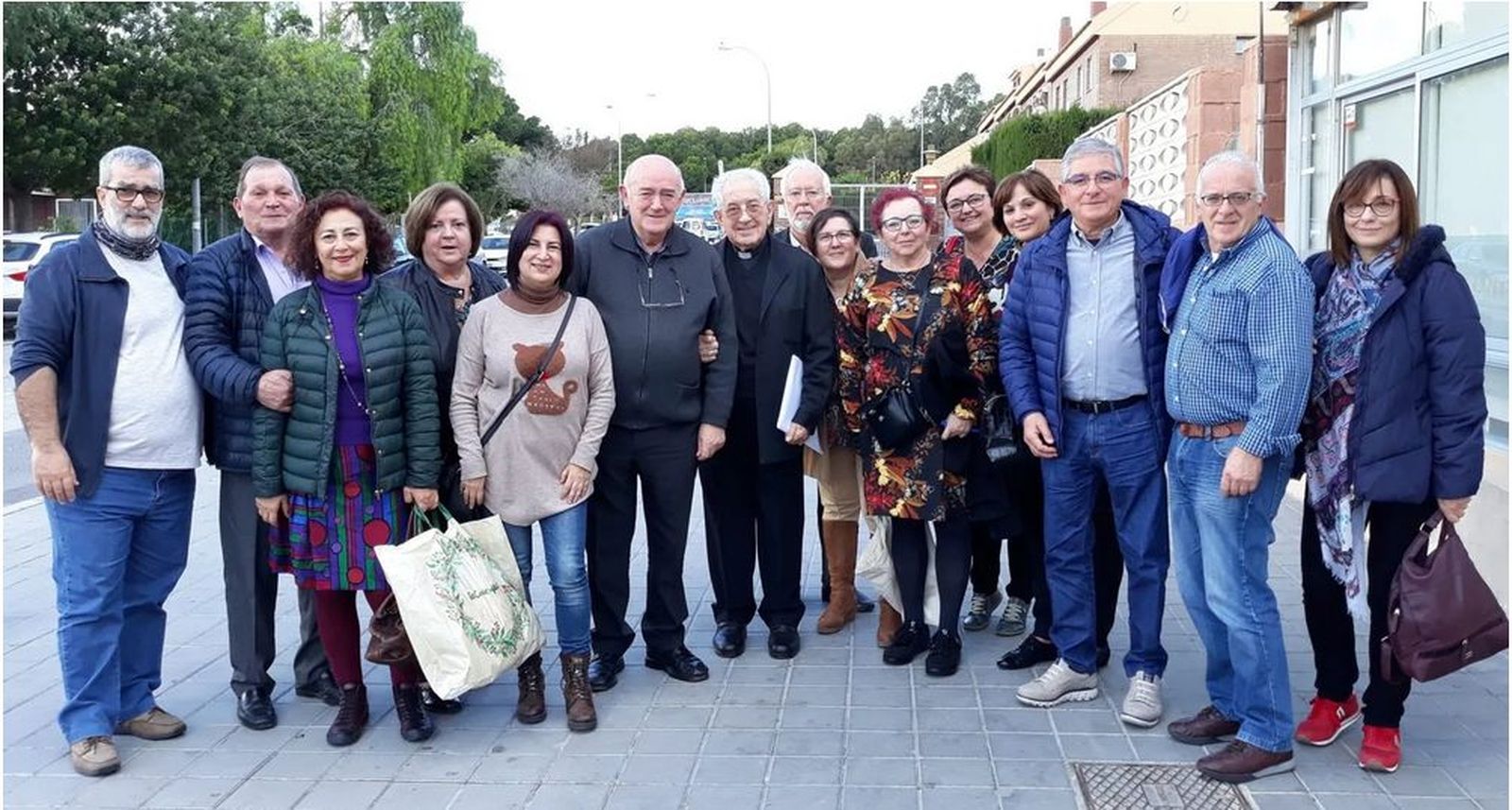El obispo Victorio Oliver (en el centro) junto con militantes de la HOAC de Orihuela-Alicante