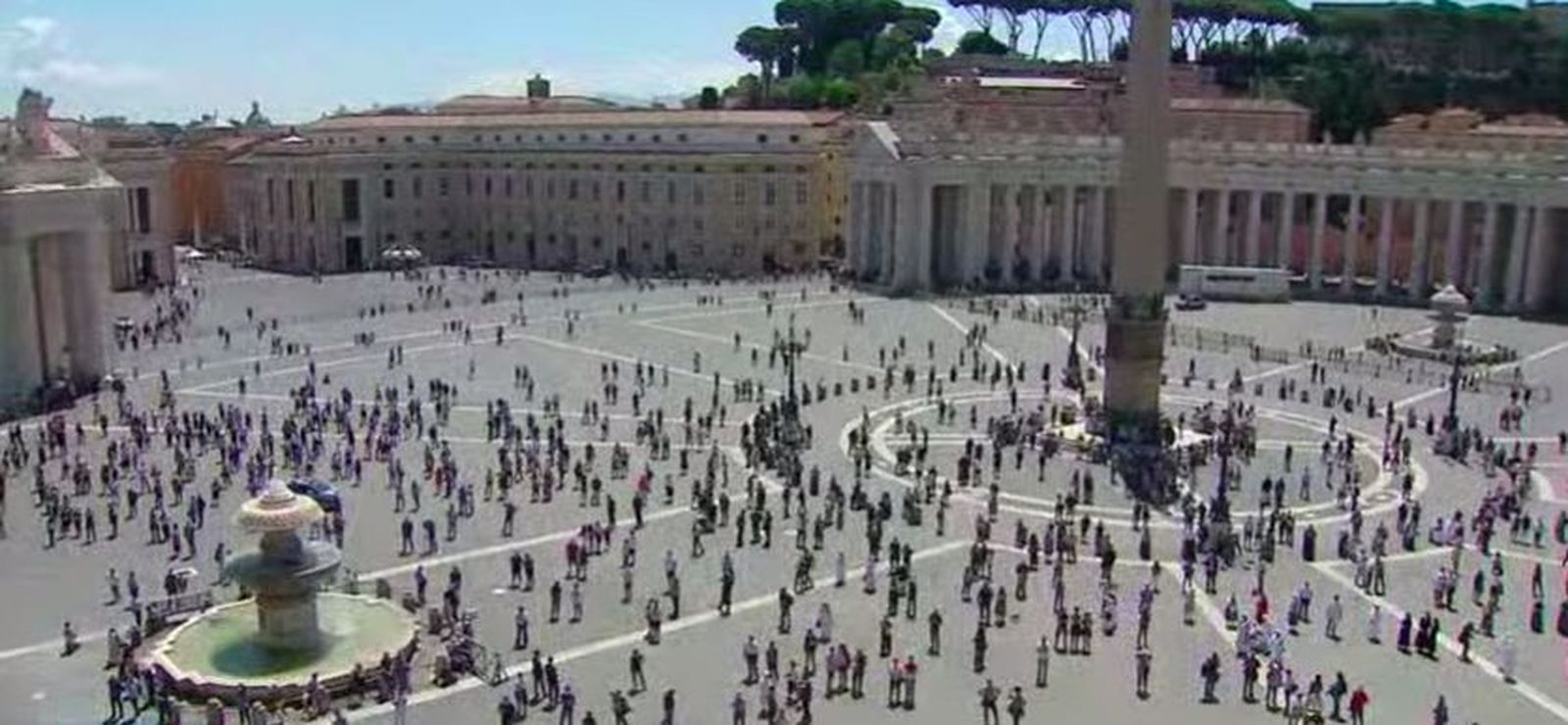 Decenas de fieles esperando al Papa en San Pedro