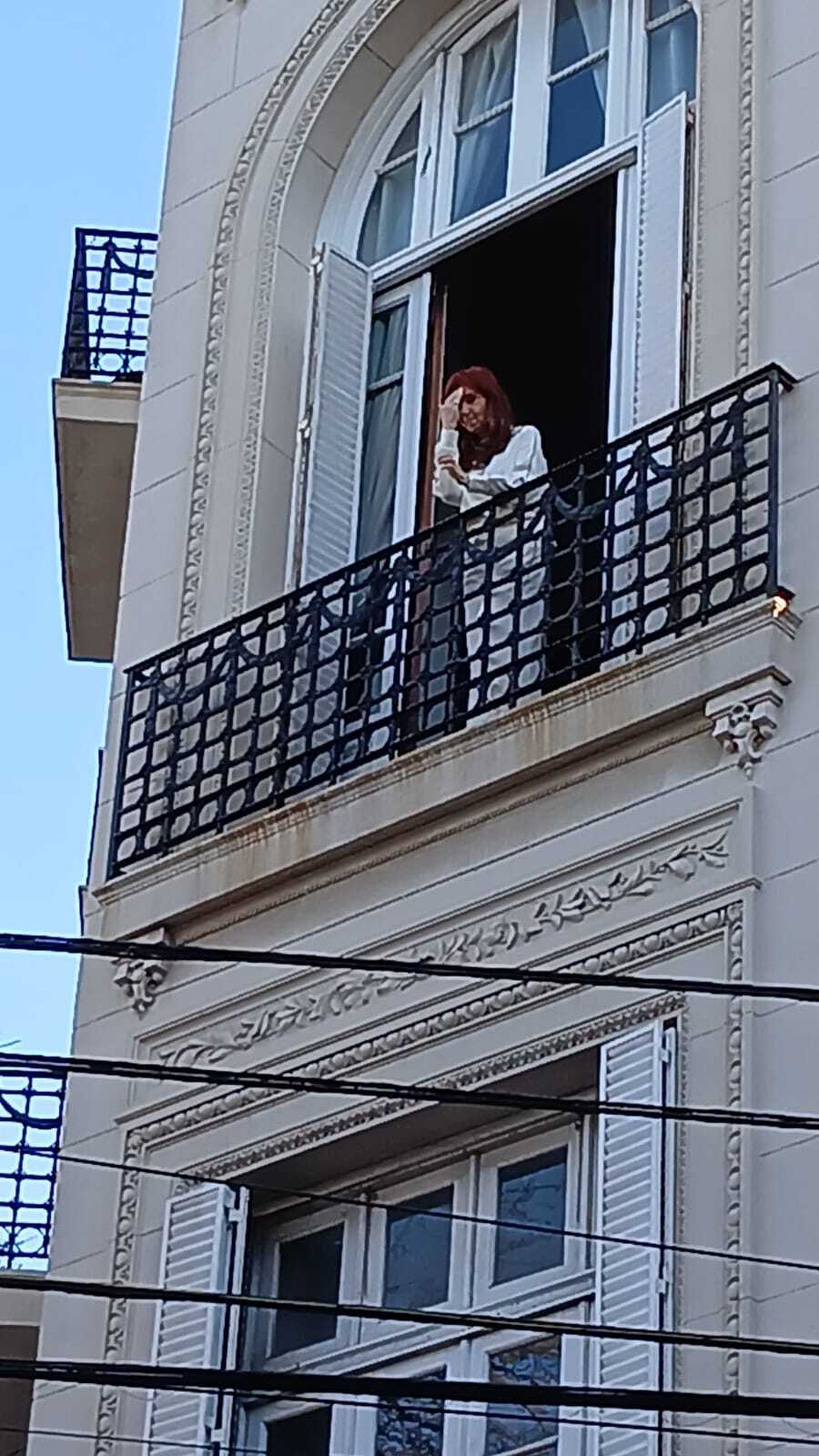 Cristina salió al balcón