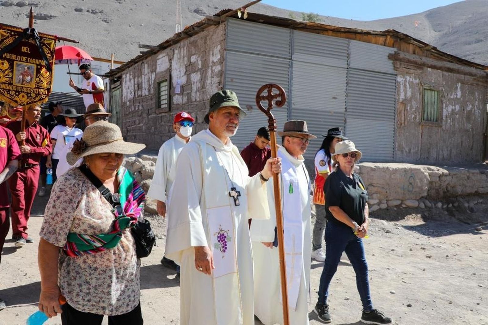 Mons Isauro Covili camina con su pueblo en una diócesis marcada por el desierto