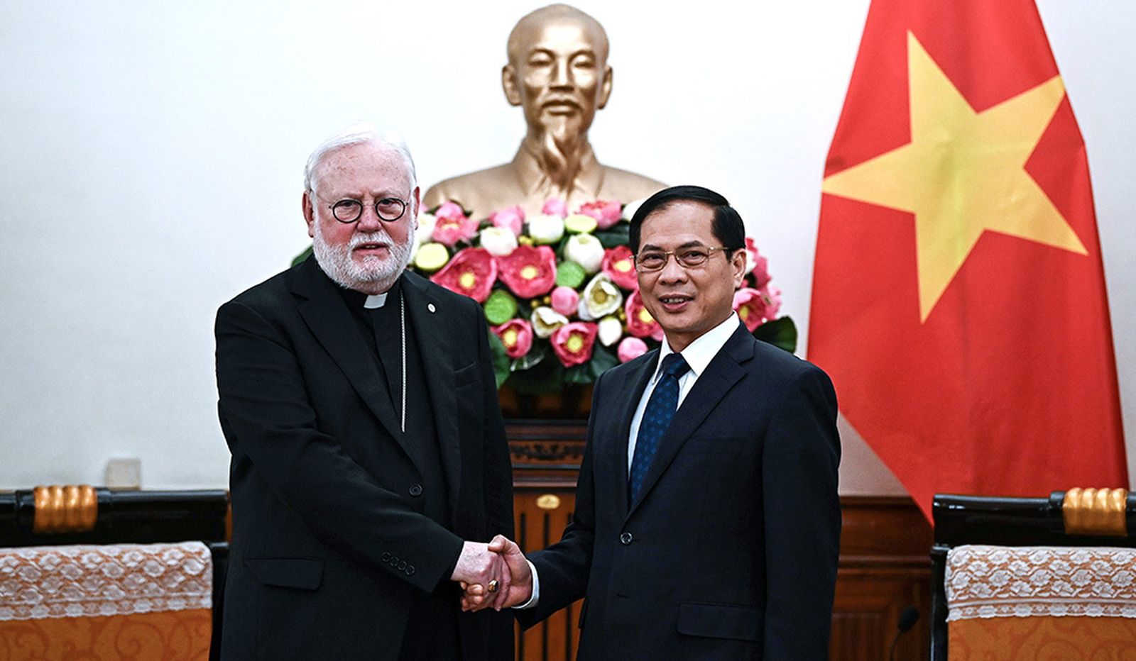 Gallagher viaja a Vietnam