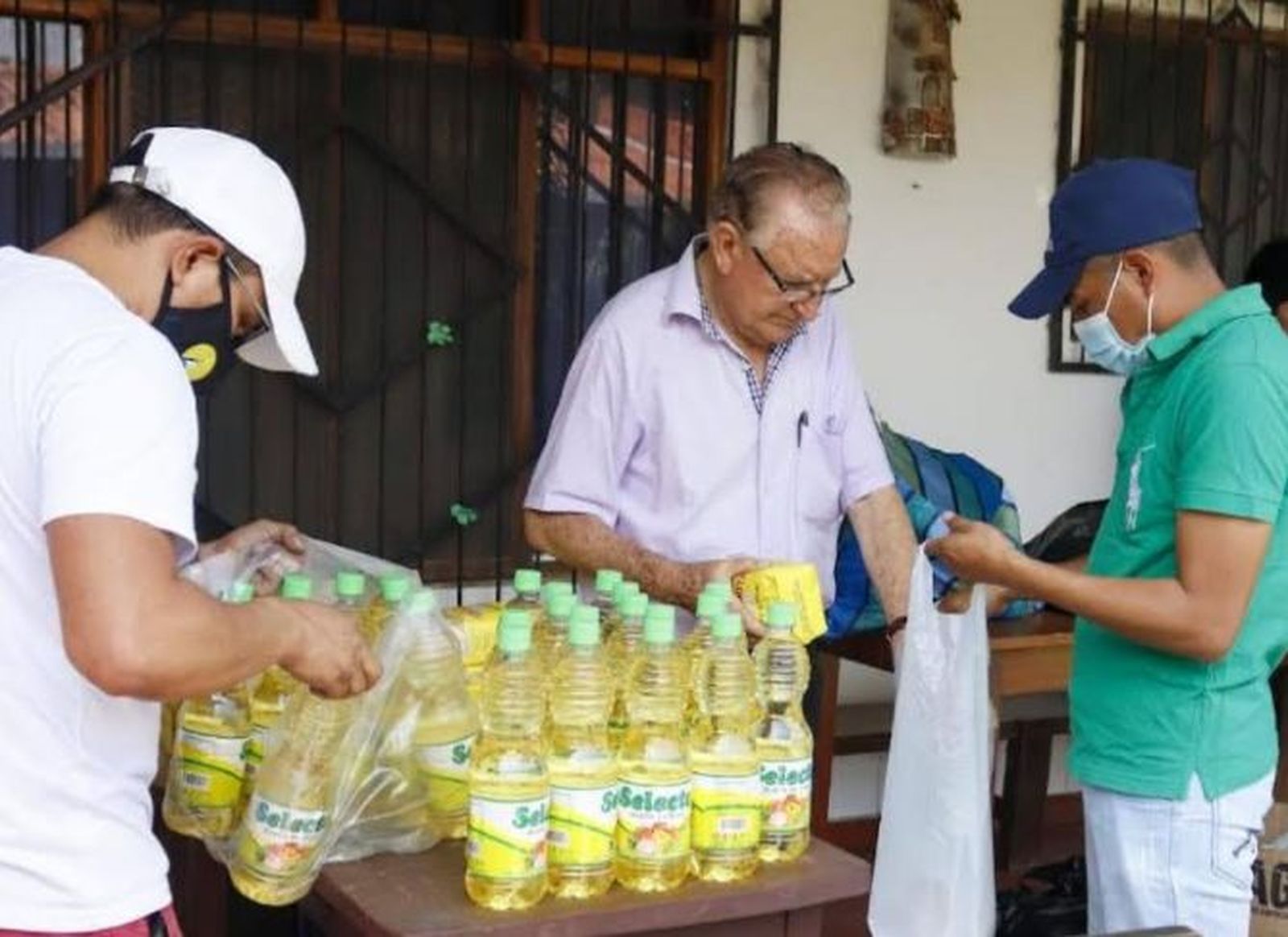 Nicolás Castellanos en sus proyectos de asistencia social