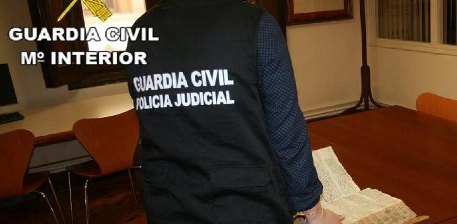 La Guardia Civil muestra el manuscrito del siglo XVI del Archivo Histórico Diocesano de Teruel, que había sido sustraído