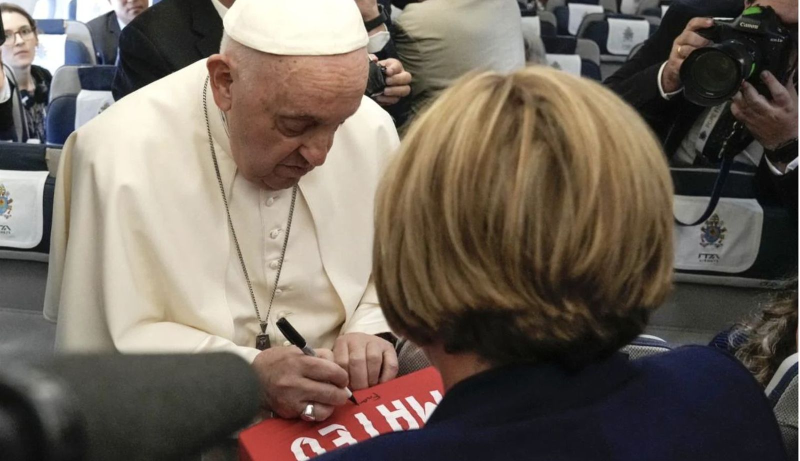 El Papa firmó una camiseta para la familia de Mateo, el niño asesinado en Mocejón