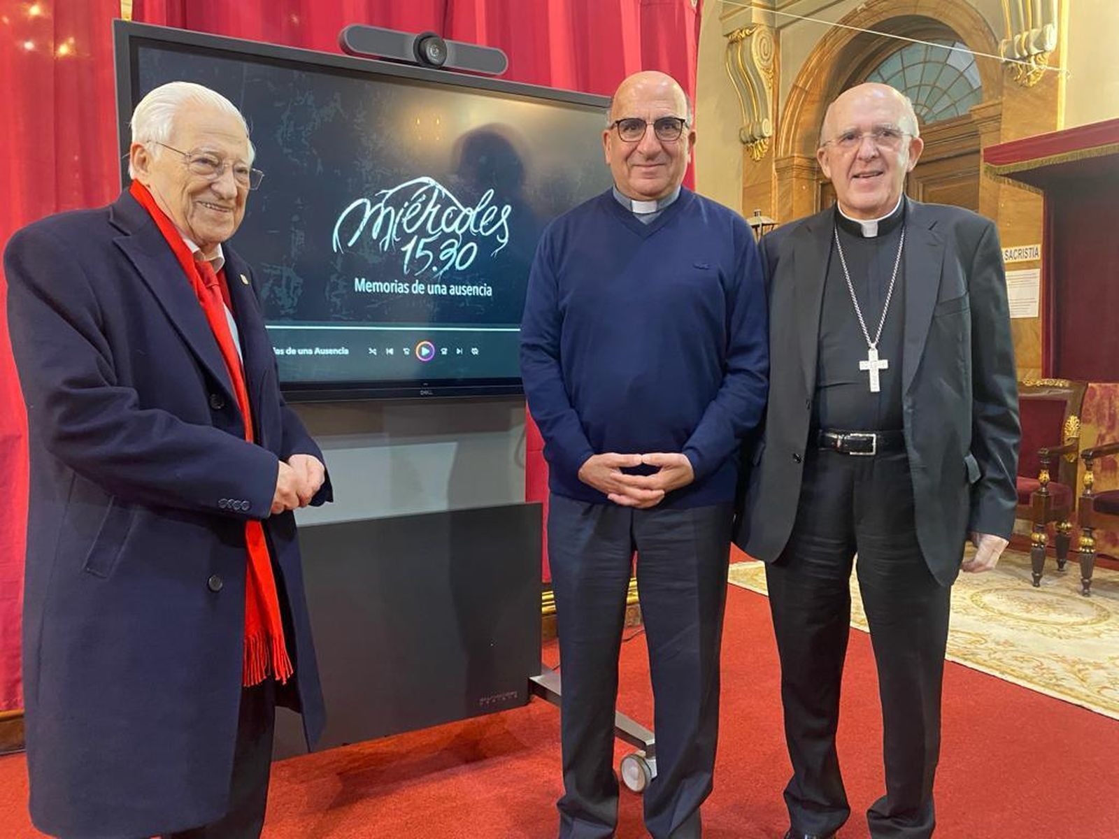 Chomali, Osoro y el padre Ángel, en la presentación del documental