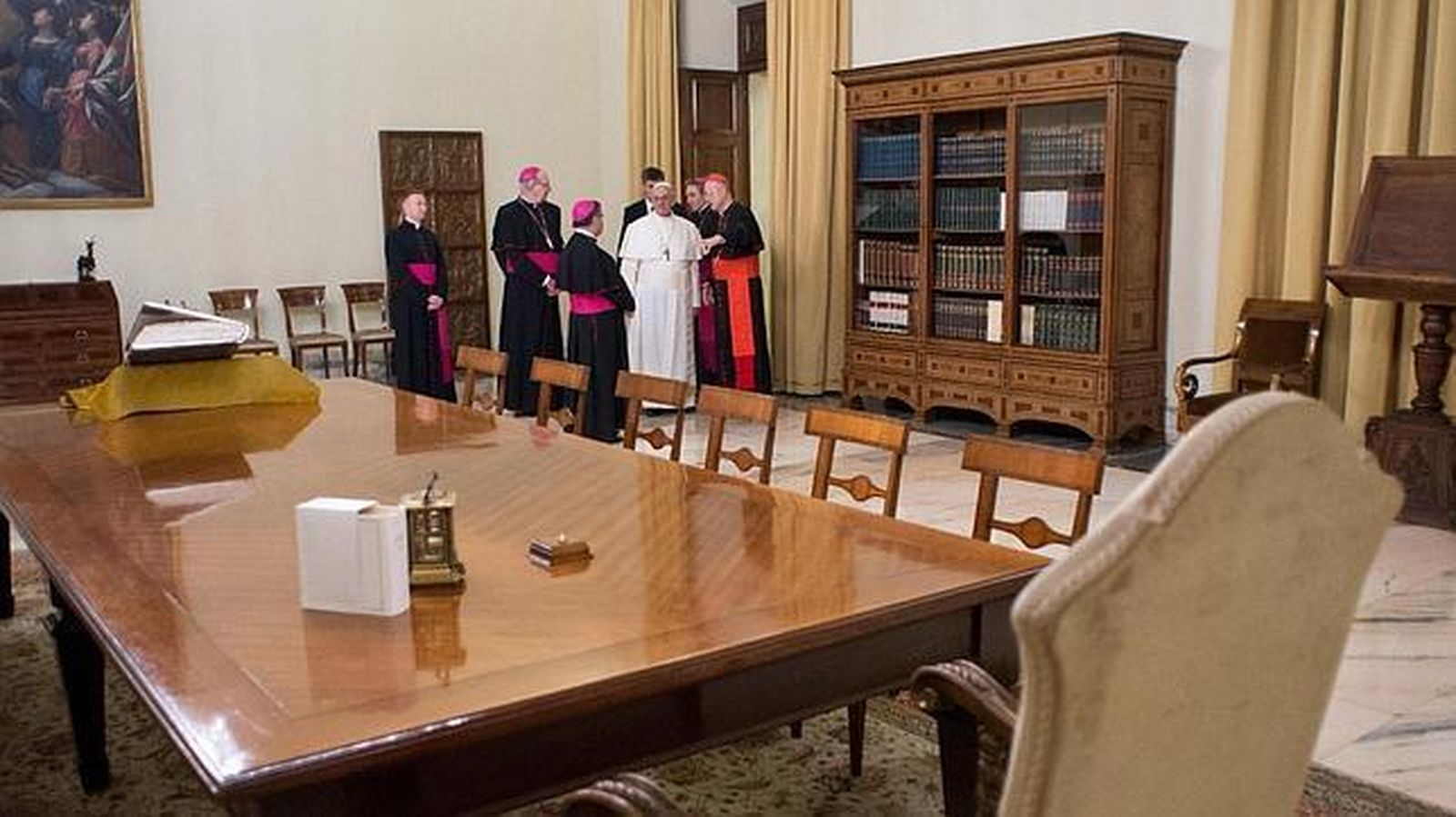 Francisco, en su despacho, al comienzo de su pontificado