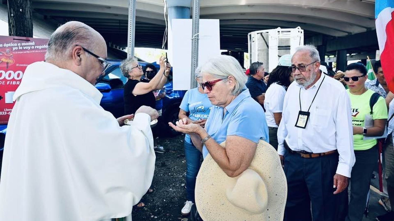 Misa obrera bajo un puebte en Puerto Rico