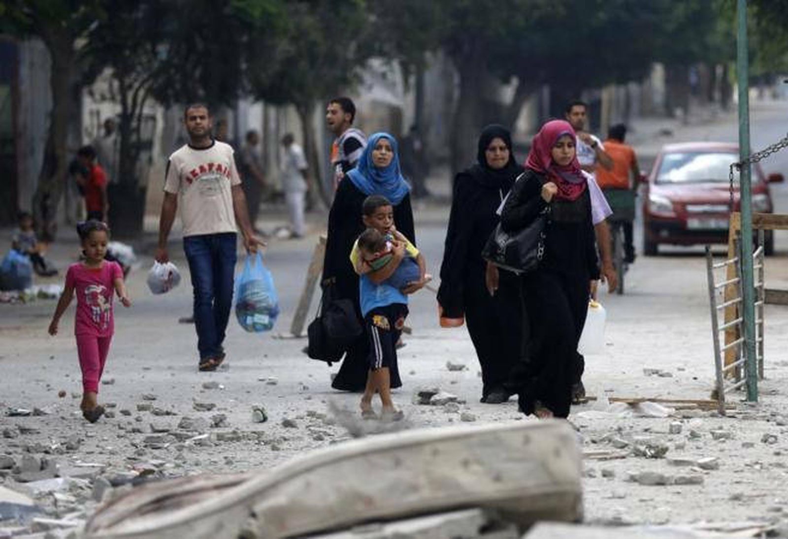 Gente andando por una calle de Gaza