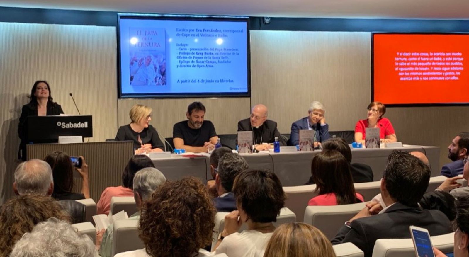 Mesa de presentación del 'Papa de la ternura'