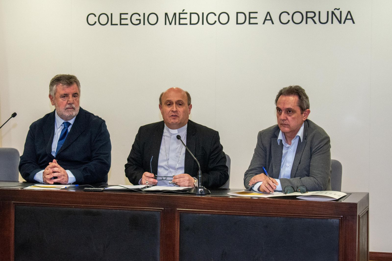 Prieto, con el presidente del Colegio Médico, Luciano Vidán (izda), y José Ramón Amor