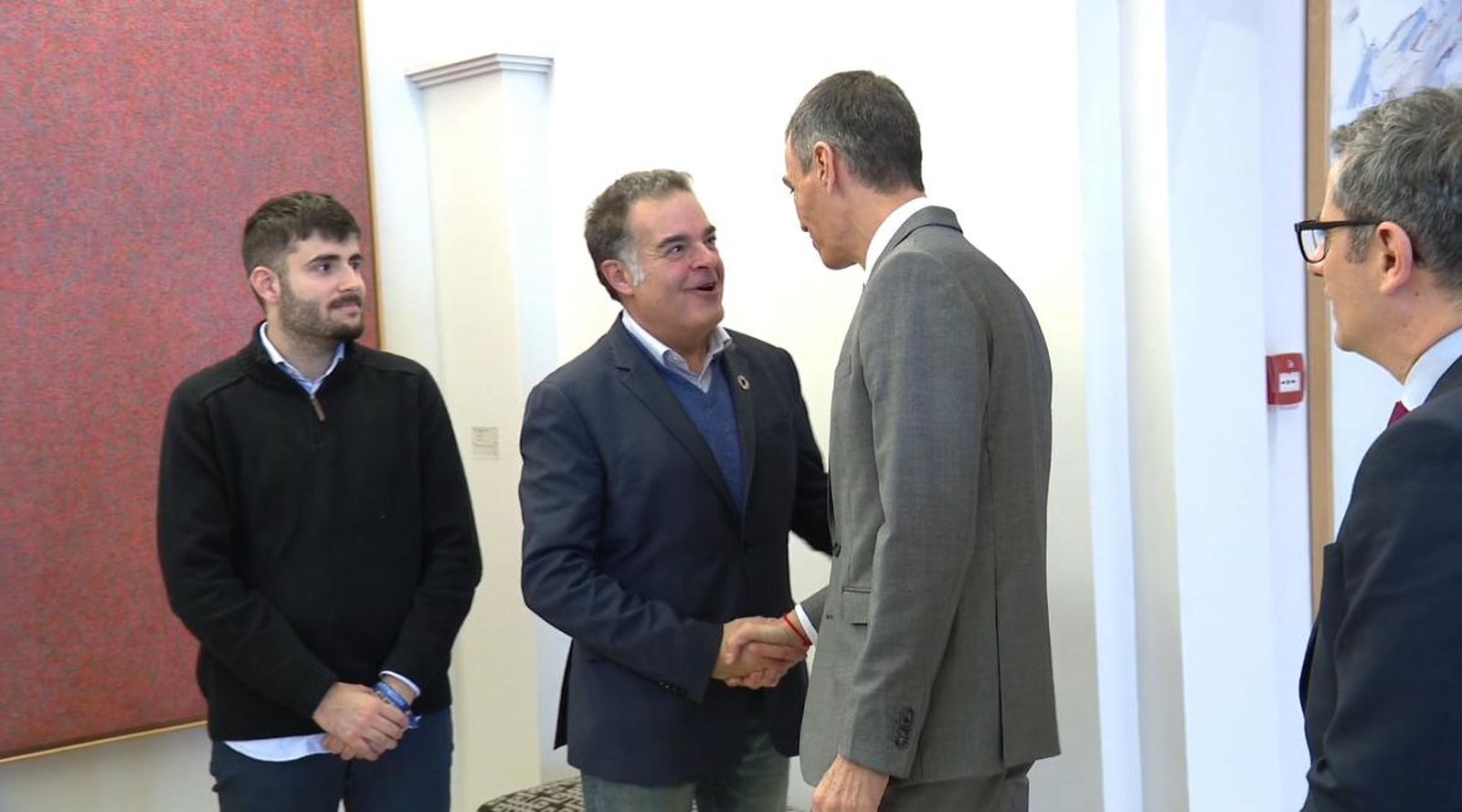 Juan Cuatrecasas y su hijo saludan a Pedro Sánchez