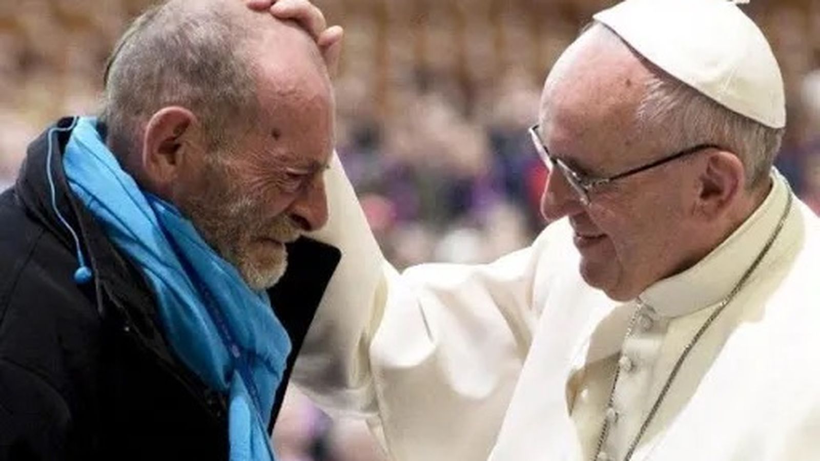 Francisco consuela a un hombre