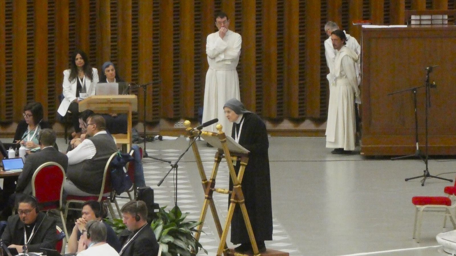 Madre Angelini dirige la meditación el Aula Sinodal