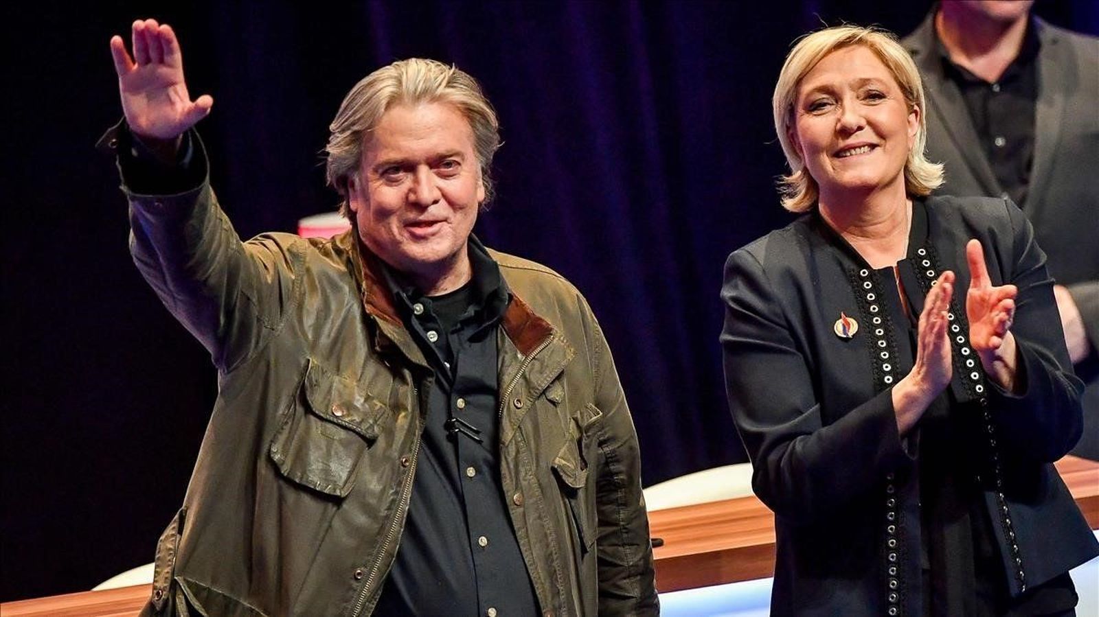 Marine Le Pen, con Steve Bannon