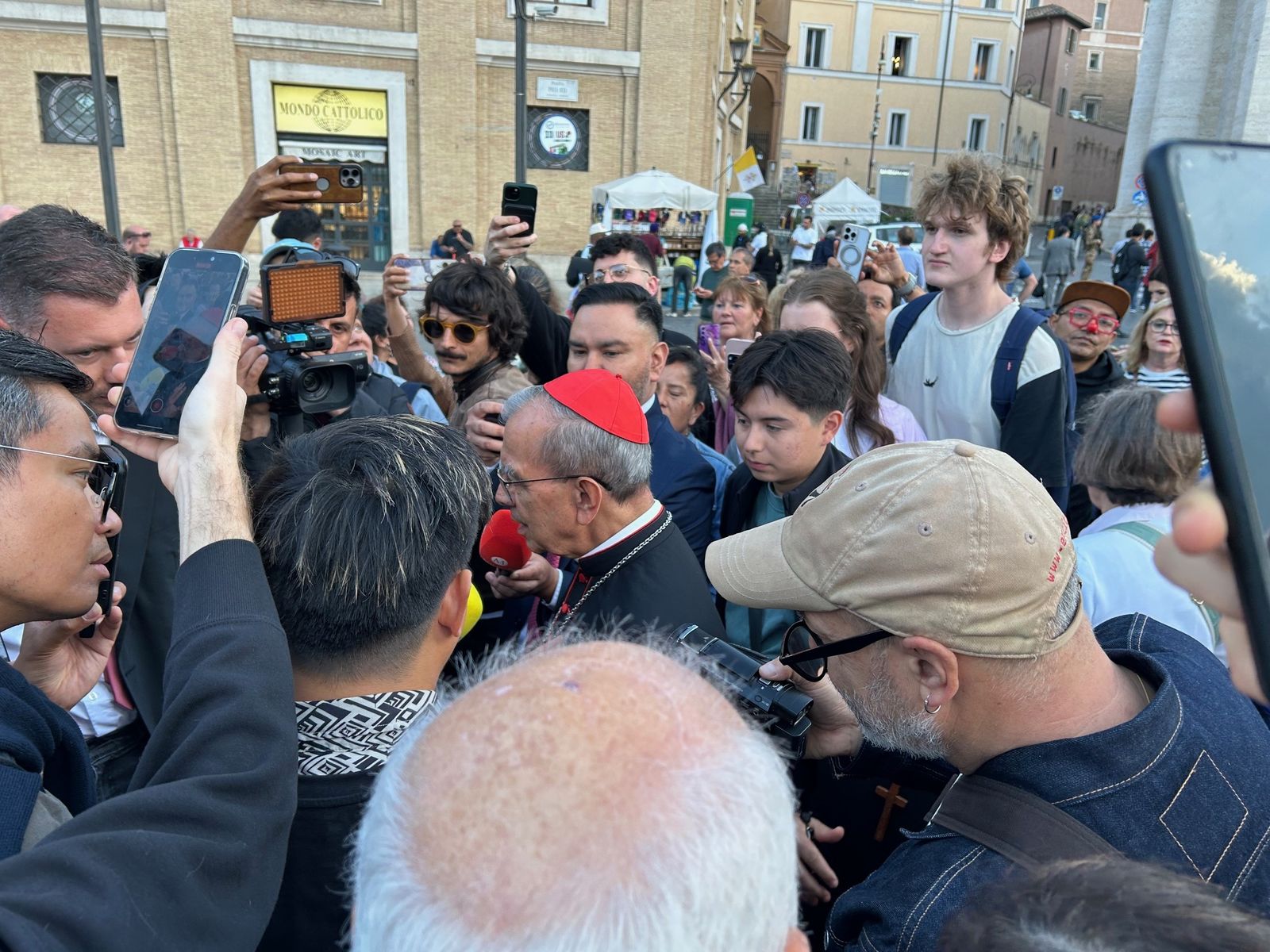 El cardenal Rosa Chávez