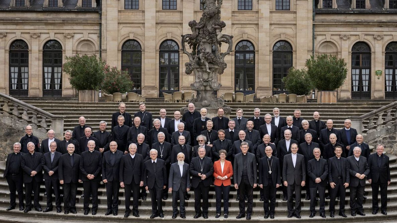 Los obispos alemanes, con la secretaria general de la Conferencia Epsicopal