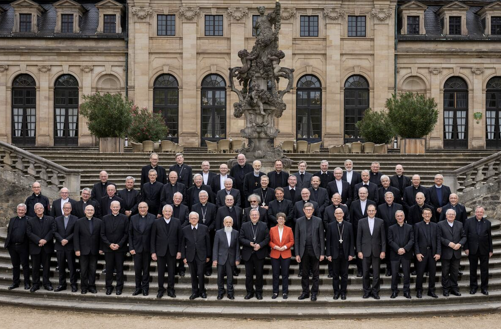 Los obispos alemanes, con la secretaria general de la Conferencia Epsicopal