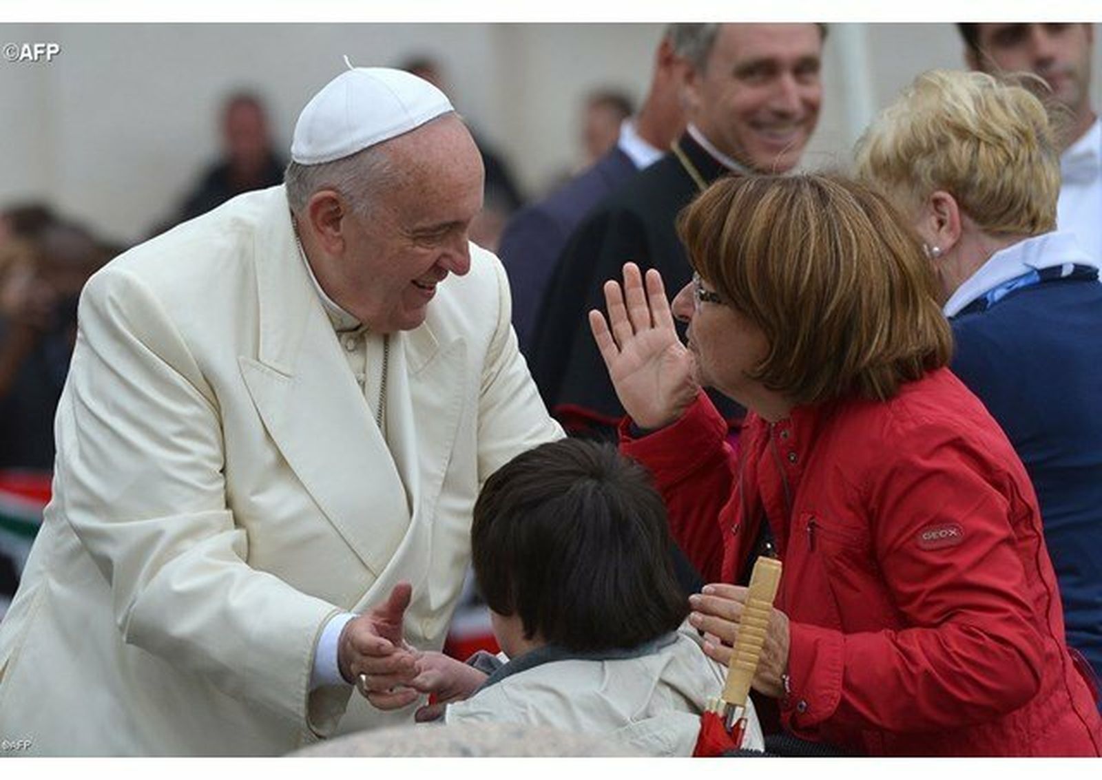 El Papa saluda a mujer y niño