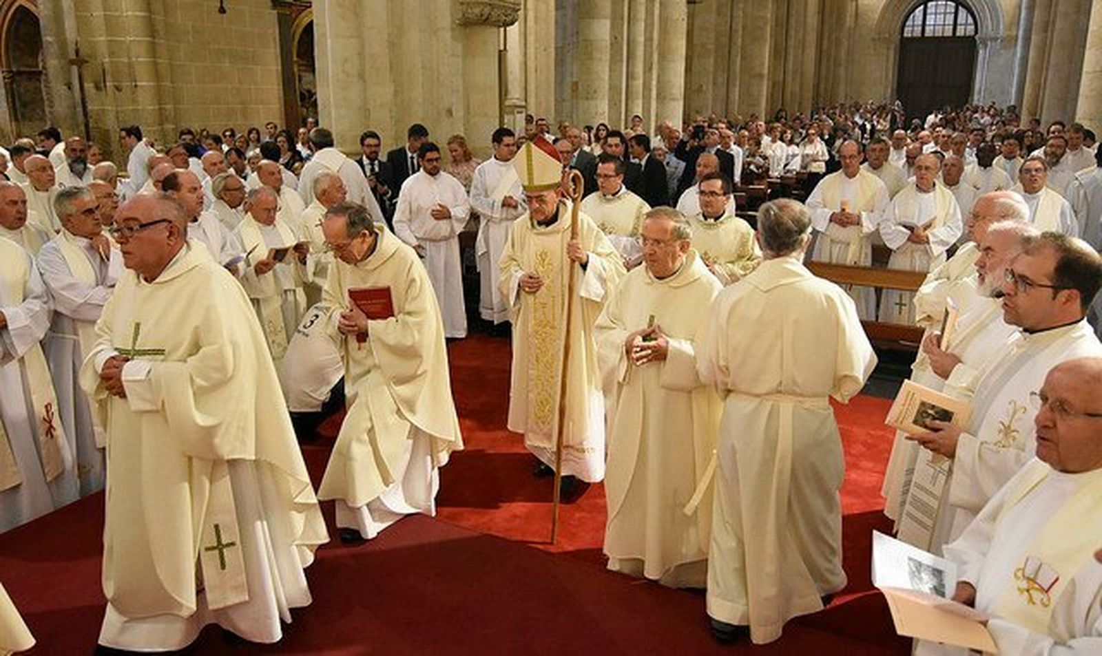 Sacerdotes de la diócesis de Salamanca con su obispo, Carlos López