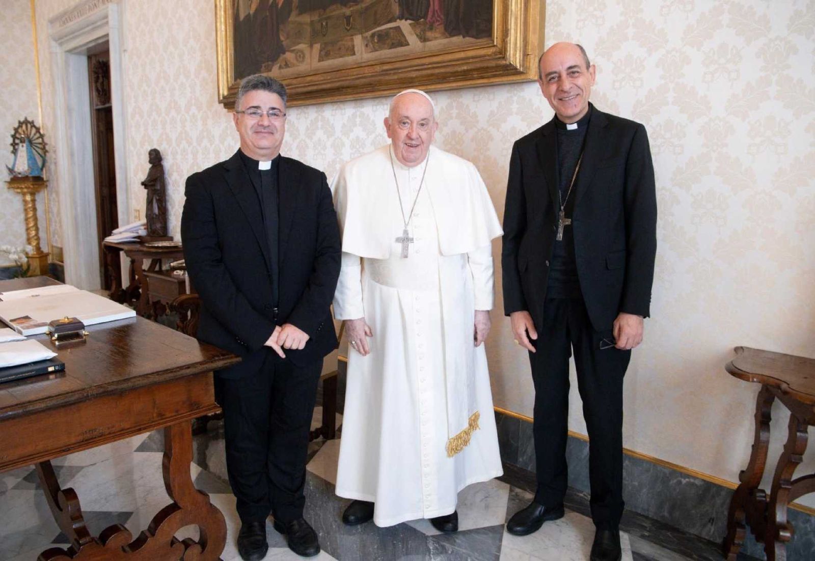 Francisco, con el cardenal Fernández y el responsable de la sección doctrinal de Doctrina de la Fe