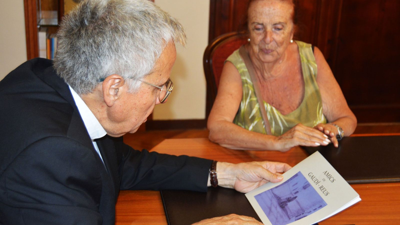 Maite Gaudí, presidenta de la entidad, con el arzobispo Planellas