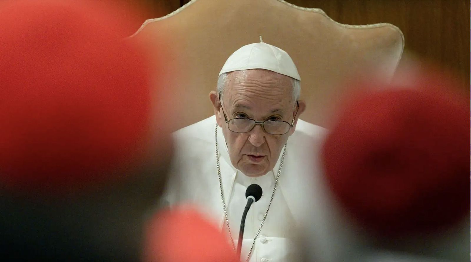 Francisco se dirige a unos cardenales