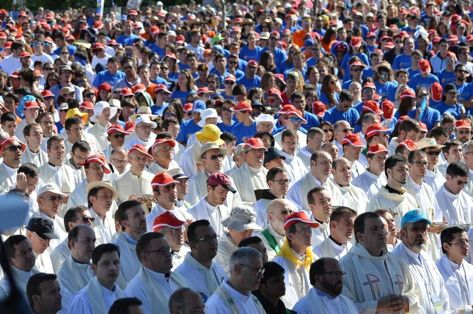 Sacerdotes y jóvenes en la misa de Ávila