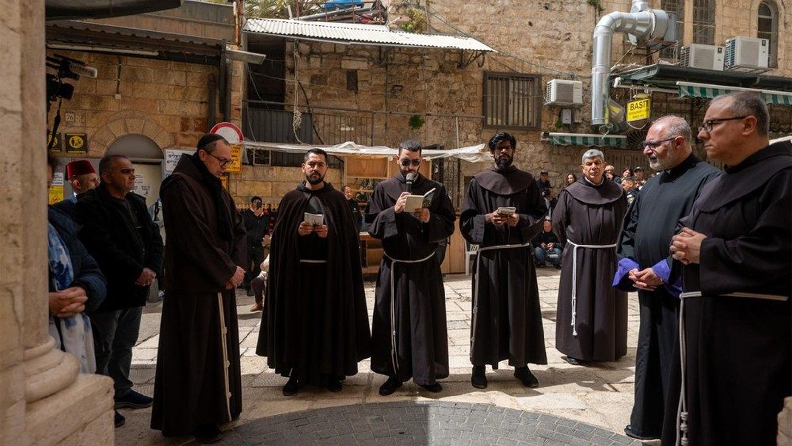 Frailes peregrinan en el ia Crucis de Jerusalén