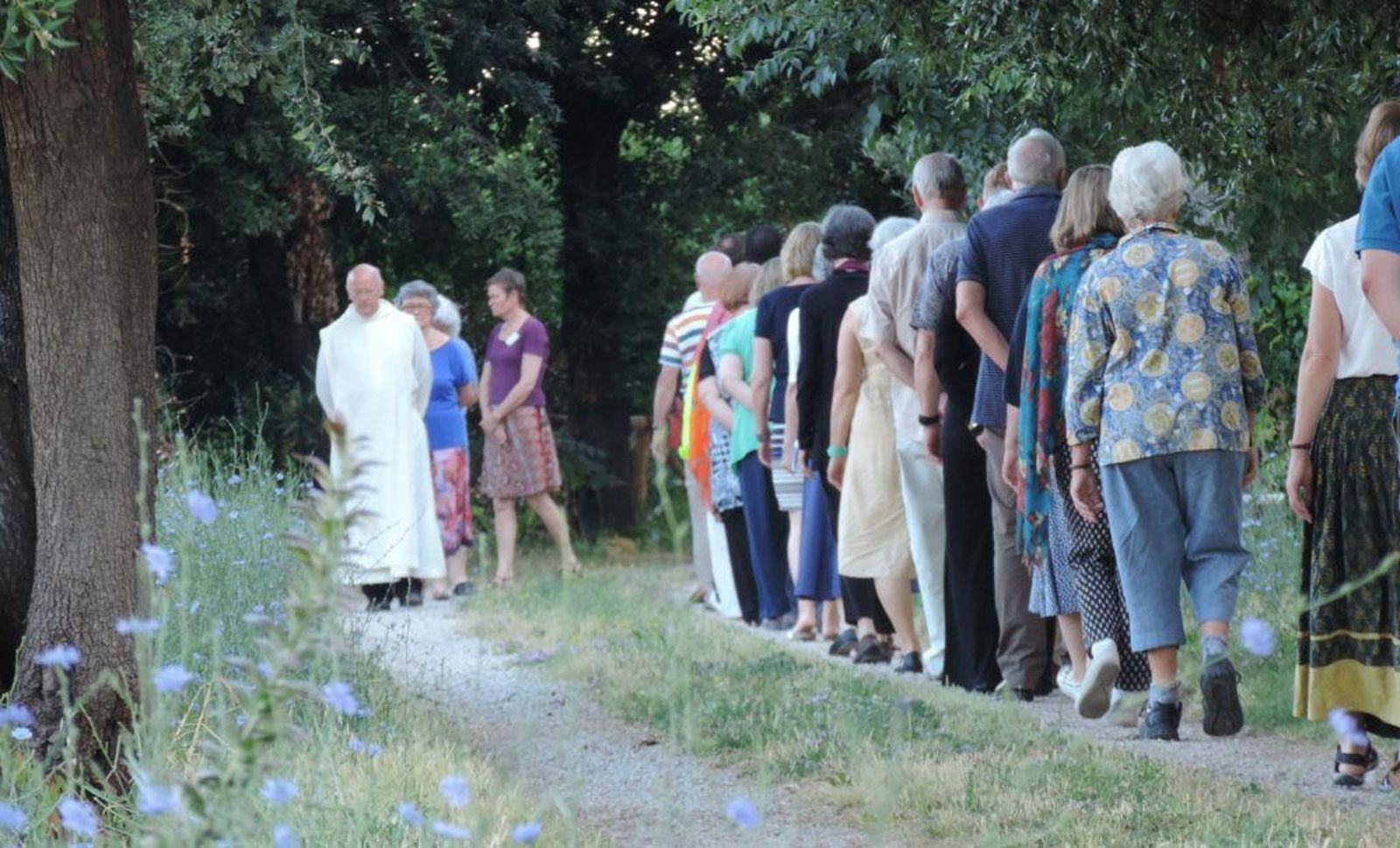 El padre Freeman, con gente aprendiendo técnicas de meditación cristiana