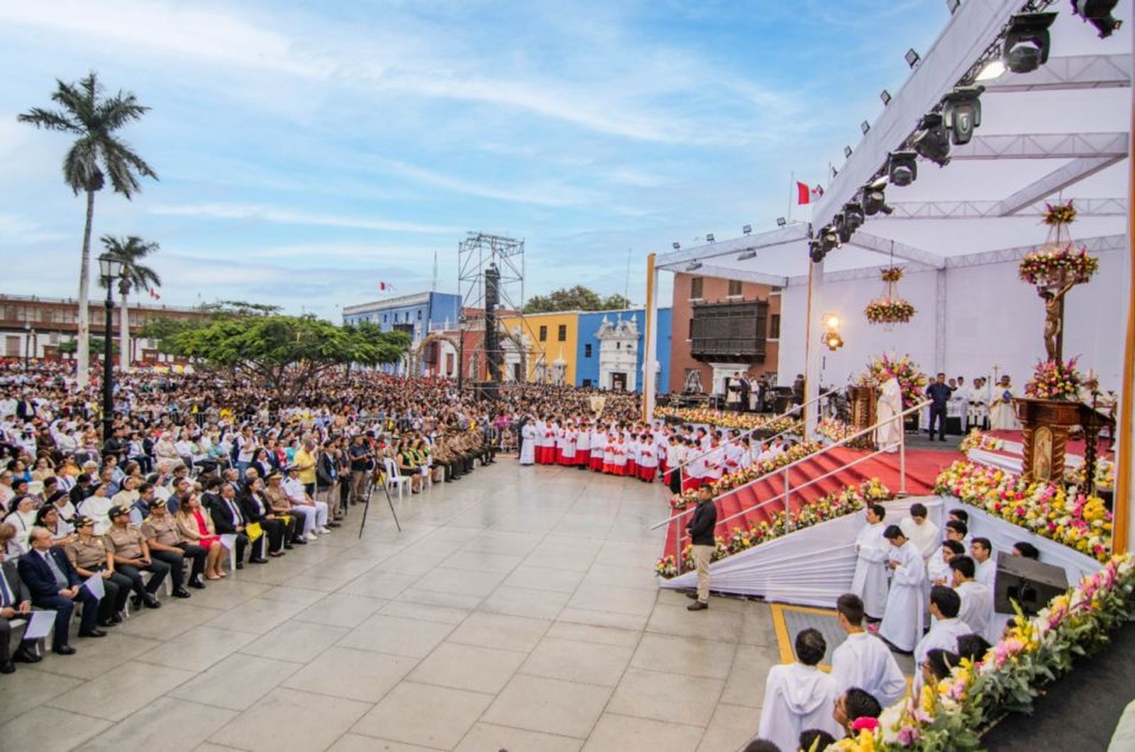 «Abrir sin restricción las puertas del corazón a Cristo,» una invitación durante fiesta de Corpus Christi en Trujillo-Perú