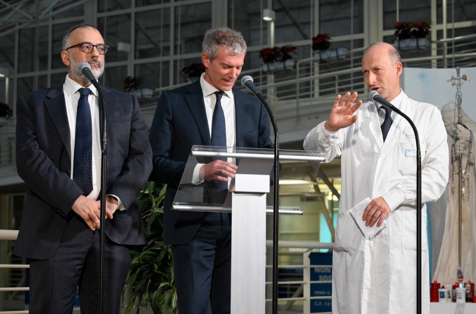 Luigi Carbone, Matteo Bruni y Sergio Alfieri, con los periodistas