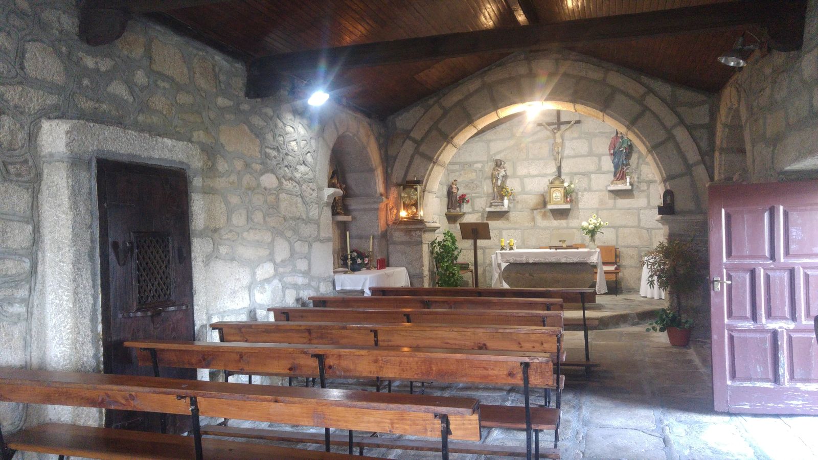Interior iglesia parroquial de Pradomao