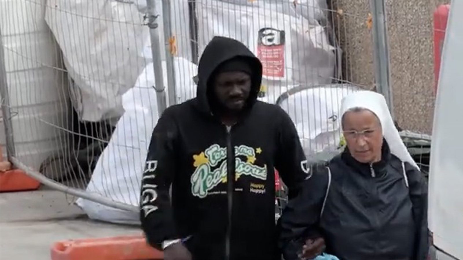 Una de las religiosas que están en Lampedusa para acoger a los migrantes
