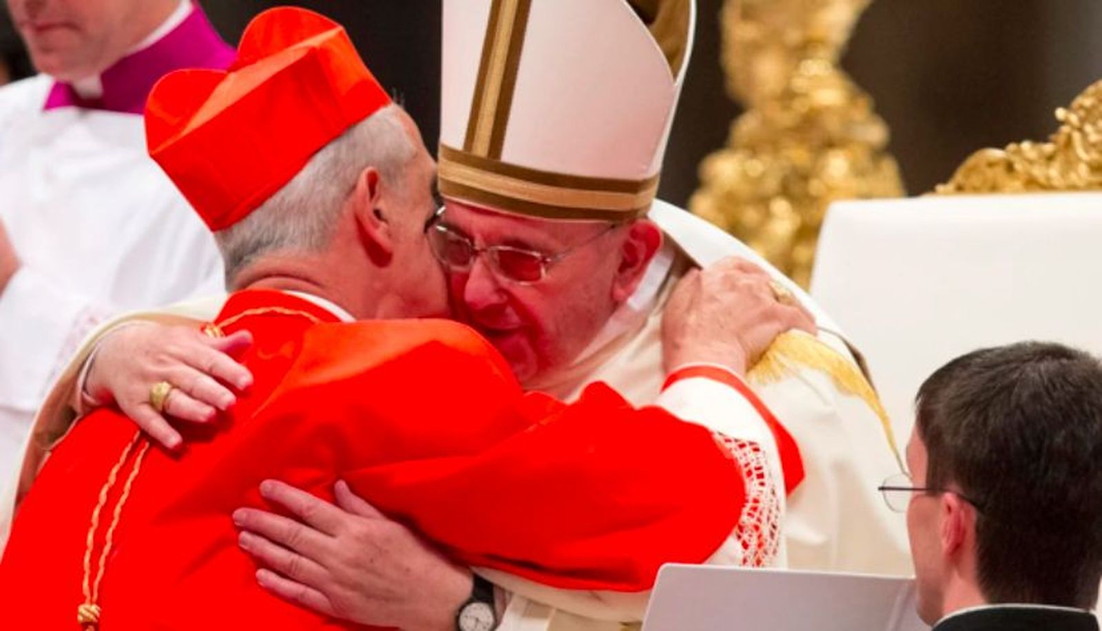 Francisco abraza a Poli