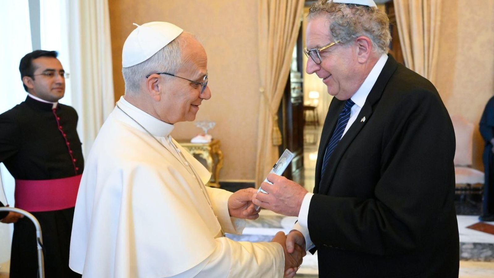 Leon saluda un representante de la United Jewish Appeal-Federation of New Yor