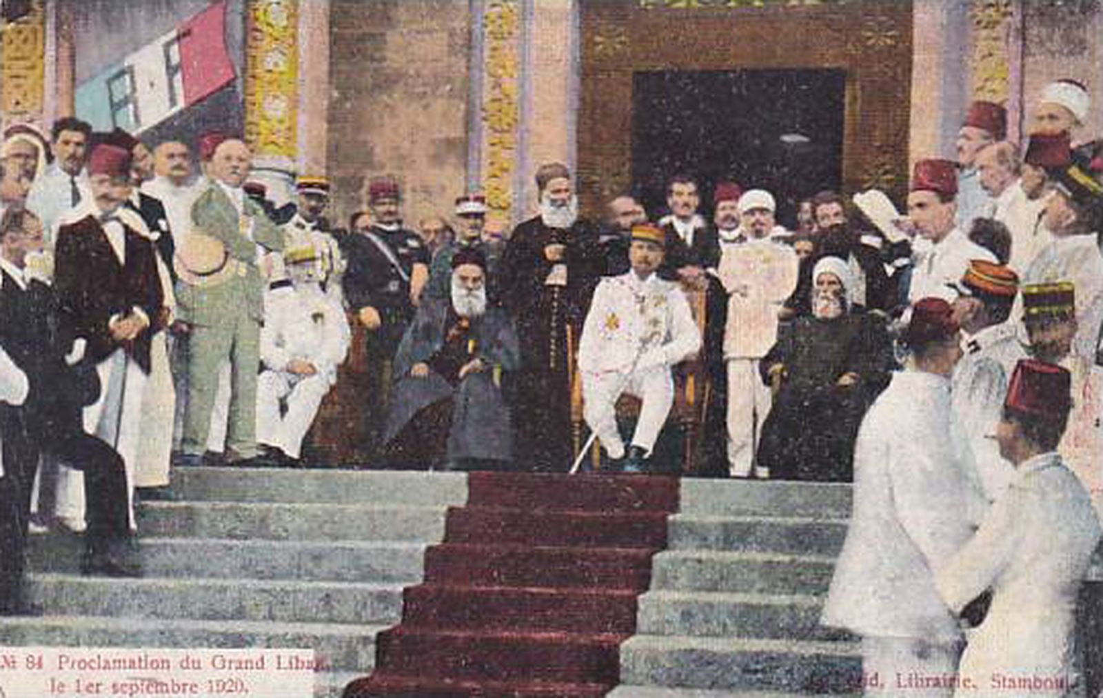 El patriarca Hoyek (sentado, a la izquierda) durante la proclamación de la fundación y la independencia del Gran Líbano