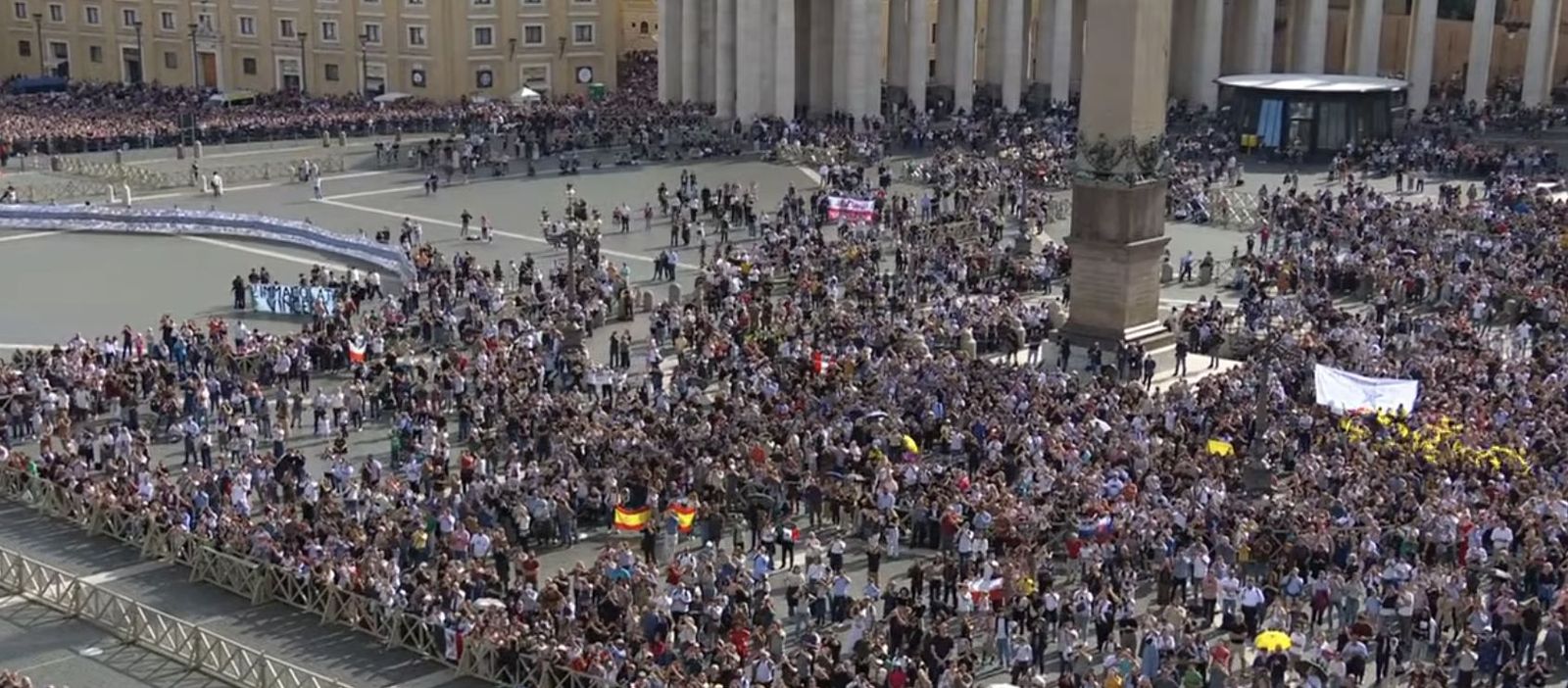 Miles de fieles con el Papa